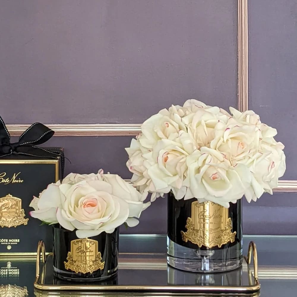 Cote Noire - 5 Roses Parfumées En Vase Verre | Décoration élégante | Parfum Français Inclus
