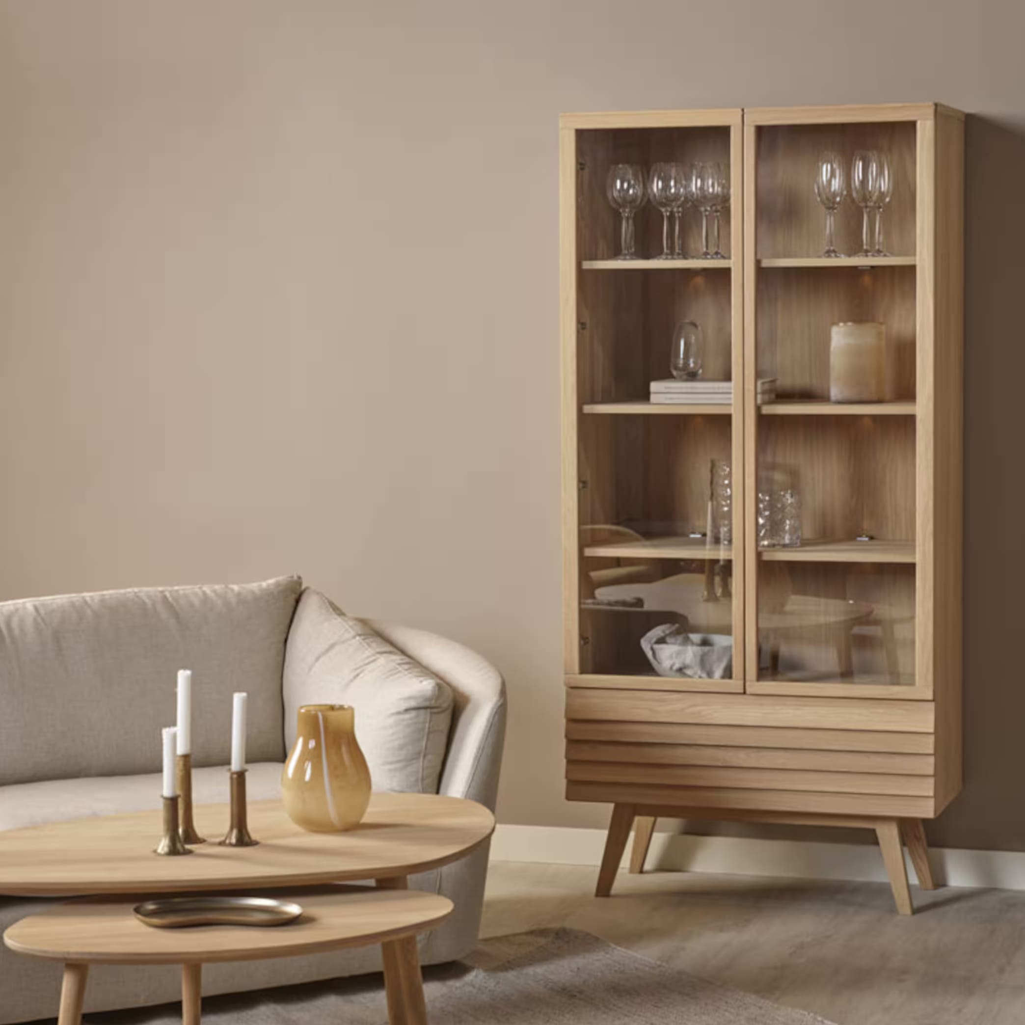Vitrine Chêne Naturel CASØ 777-style-scandinave-Chêne-clair-CASØ 777-pieds-inclinés-massif-design-designer-Steffensen & Würth-majdeltier-3 Vitrine Chene Naturel CASO 777 style scandinave Chene clair CASO 777 pieds inclines massif design designer Steffensen Wurth majdeltier 3