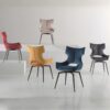Chaises pivotantes CAMILLE en velours dans plusieurs coloris, mise en scène dans un intérieur clair