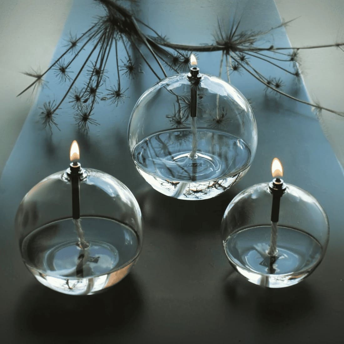 Composition de 3 lampes à huile sphére Peri Living allumées en verre transparent et laiton