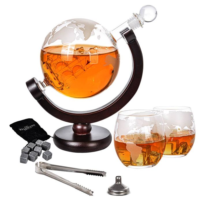Coffret Carafe Globe – une idée cadeau avec un navire suspendu au cœur du verre