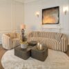 Canapé Luxandra 3 places rayé beige marron et fauteuil1 place luxandra dans un salon lumineux