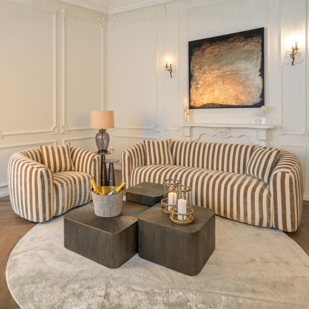 Canapé Luxandra 3 places rayé beige marron et fauteuil1 place luxandra dans un salon lumineux