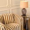 Fauteuil Luxandra rayé beige marron, coussin assorti en situation