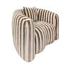 Fauteuil Luxandra rayé beige marron vue d'angle, lignes arrondies