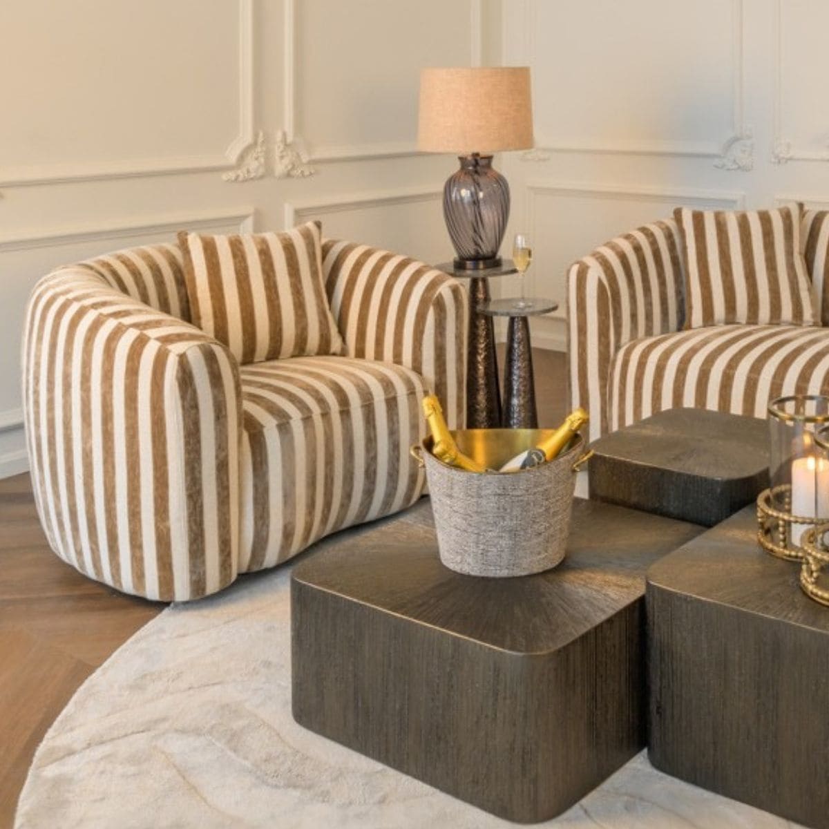 Fauteuils Luxandra rayés beige marron dans un salon chic