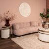 Canapé Amelia rose poudré dans un salon contemporain rose