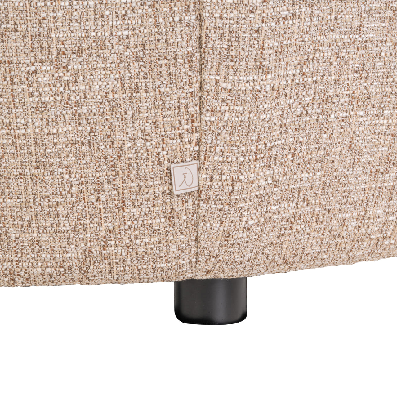 Détail tissu, pied et étiquette Richmond Interior, fauteuil Luxandra beige